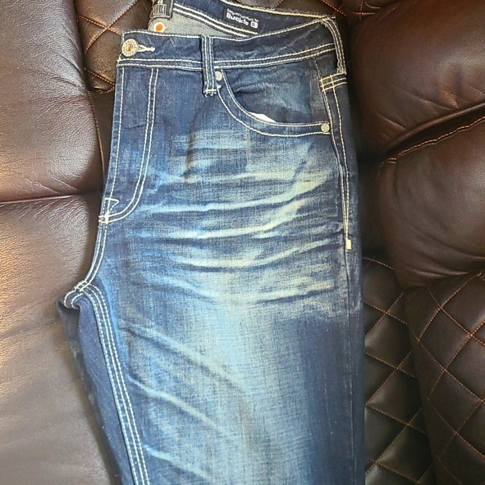 Men's brand new unworn Salvage jeans by Buckle size 40R (40x31).